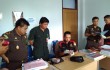 BARANG BUKTI: Timsus anti korupsi Kejari Aermadidi menemukan uang Rp60 juta di plastik hitam di komisi A DPRD Minut, kemarin (21/12).
